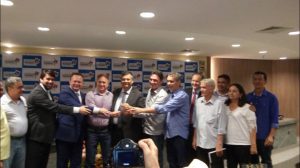 Momento da entrega do kit ao município de Arari 